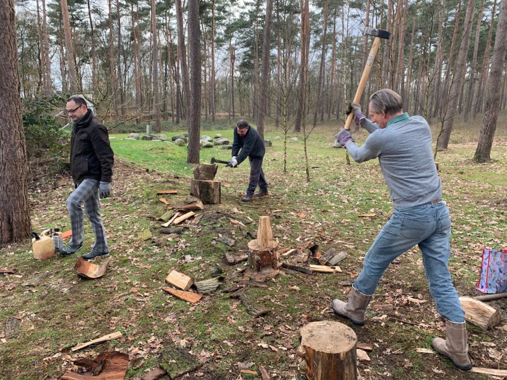 Rotaryleden hakken hout voor Kamp Amersfoort Kamp Amersfoort